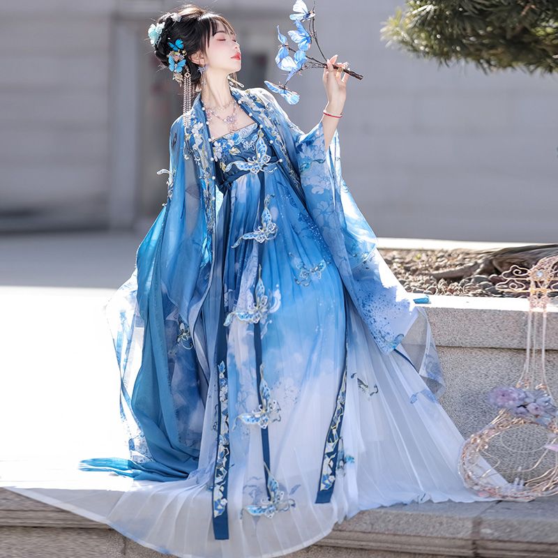 Flowing Clouds & Butterfly Dreams: The Elegance of a Blue Gradient Hanfu
